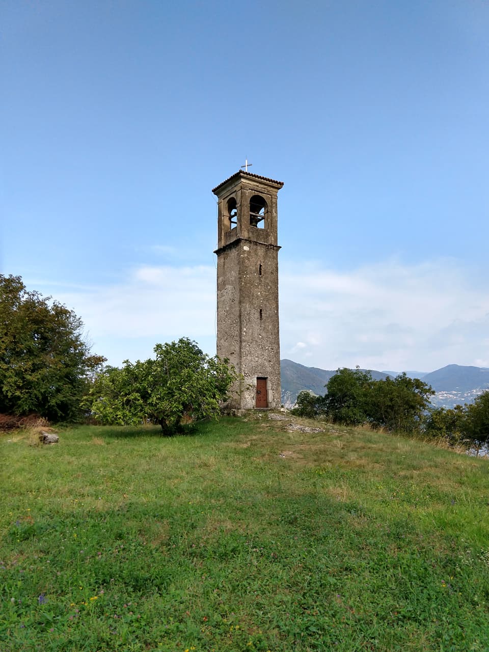 Ecco l'isolato e caratteristico campanile del Santuario di San Fermo