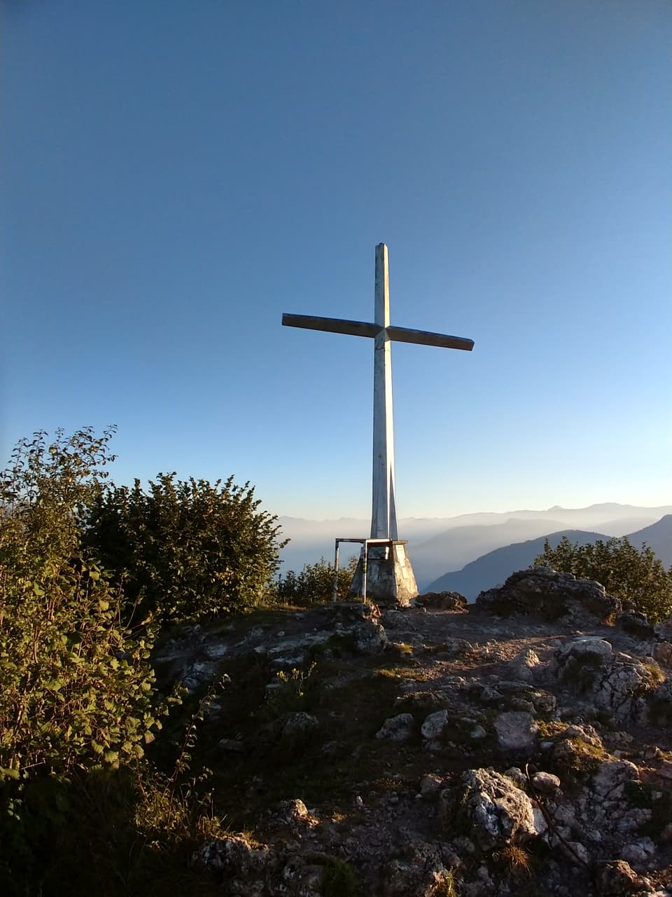 Bellissima anche la Croce di vetta illuminata dal primo sole del mattino