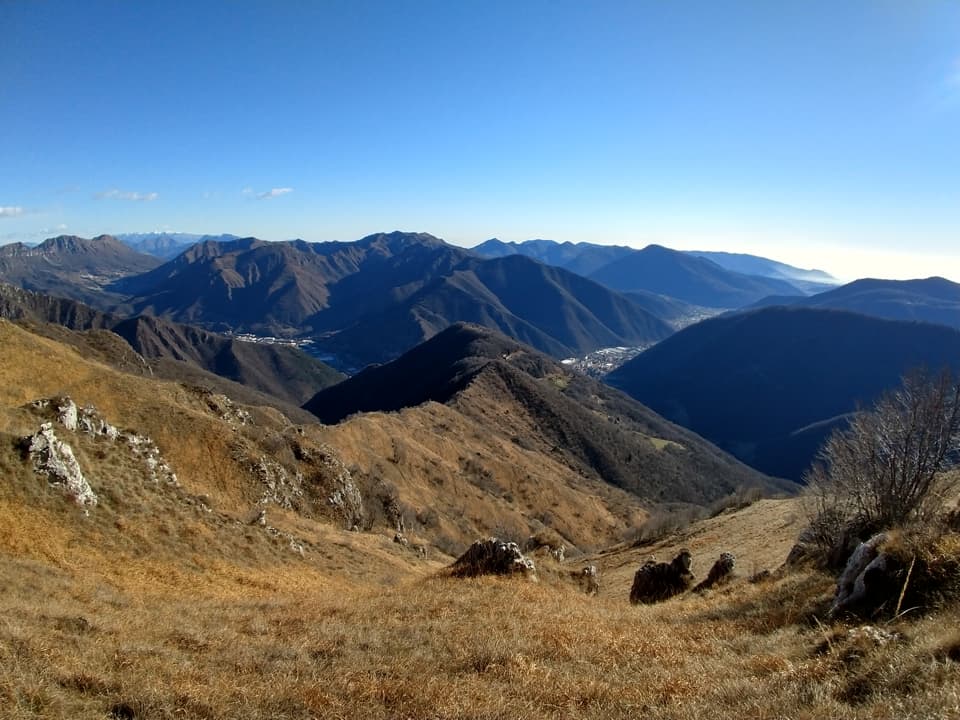 Dal lato opposto troviamo invece la Valle Trompia circondata da innumerevoli montagne