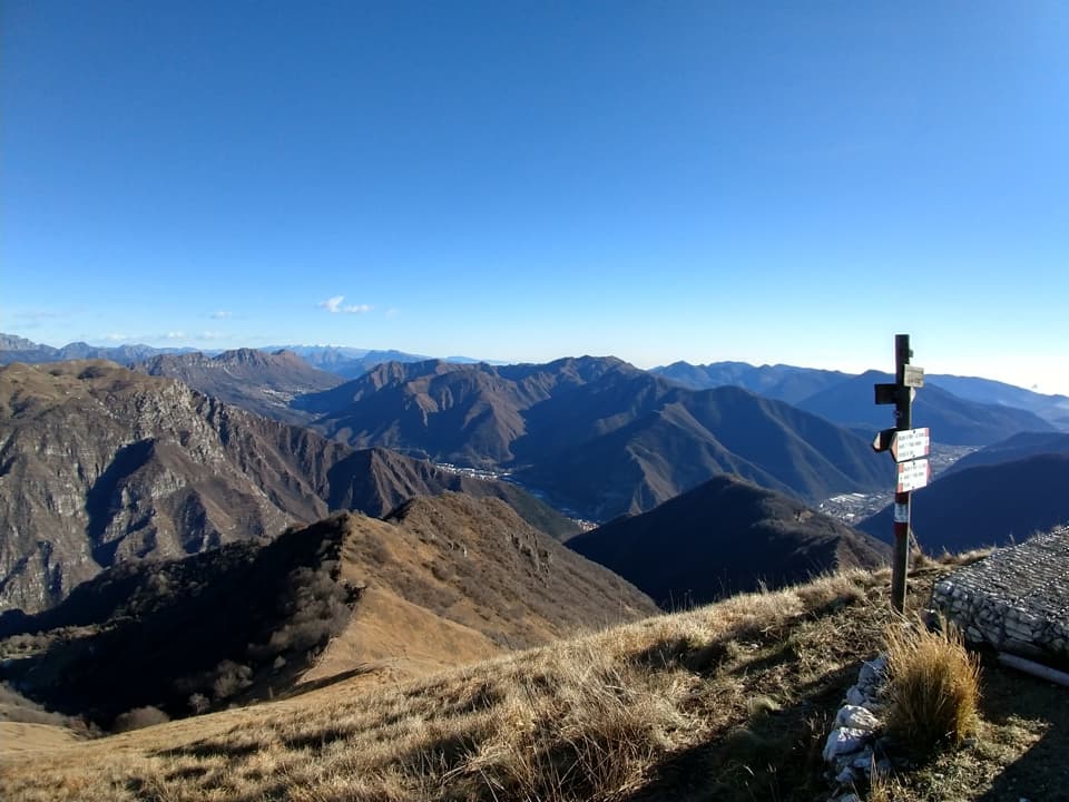 Ancora uno sguardo verso la valle per ammirare le lontane cime della mia Lodrino